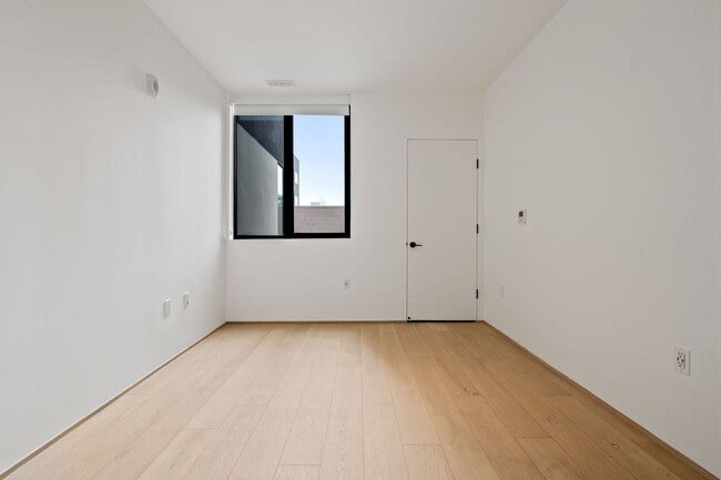 Building Photo - Modern 1 Bed, 1 Bath Condo @ 10th & Howard...