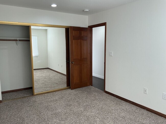 Building Photo - Los Caballeros #301