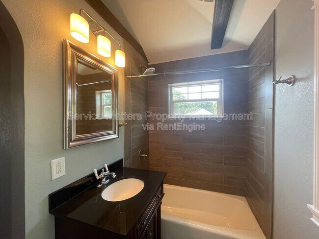 Building Photo - 2318 N 17th Ave