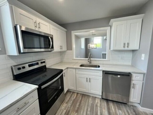 Building Photo - Beautifully Renovated 2 Bedroom in Emmaus!