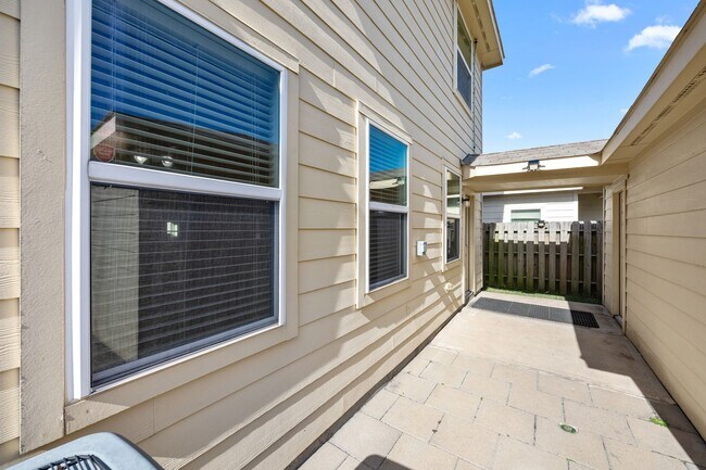 Building Photo - 7223 Pavilion Dr