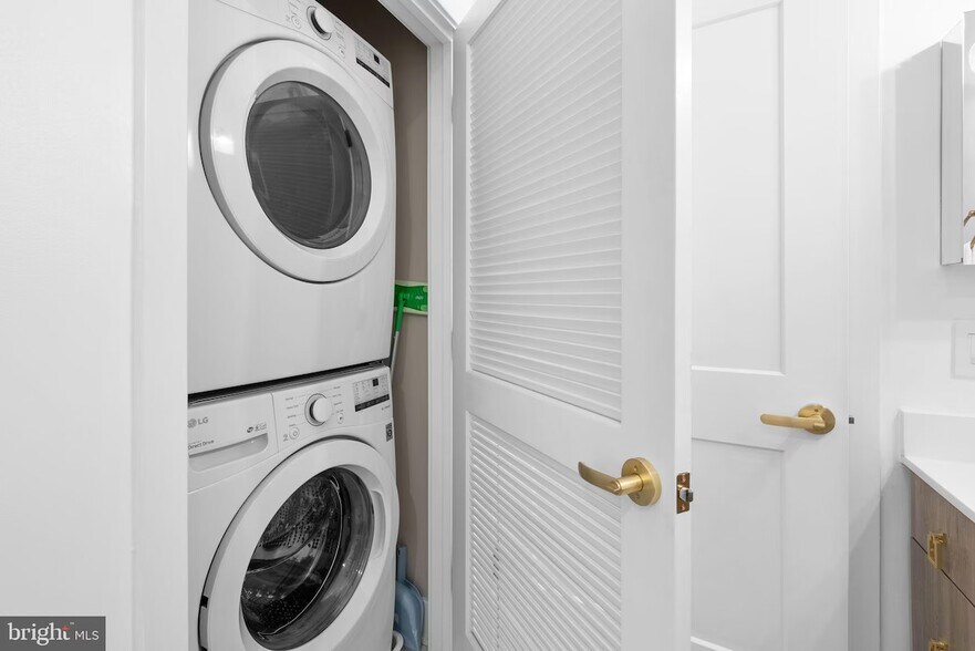 Full sized washer and dryer - 145 Riverhaven Dr