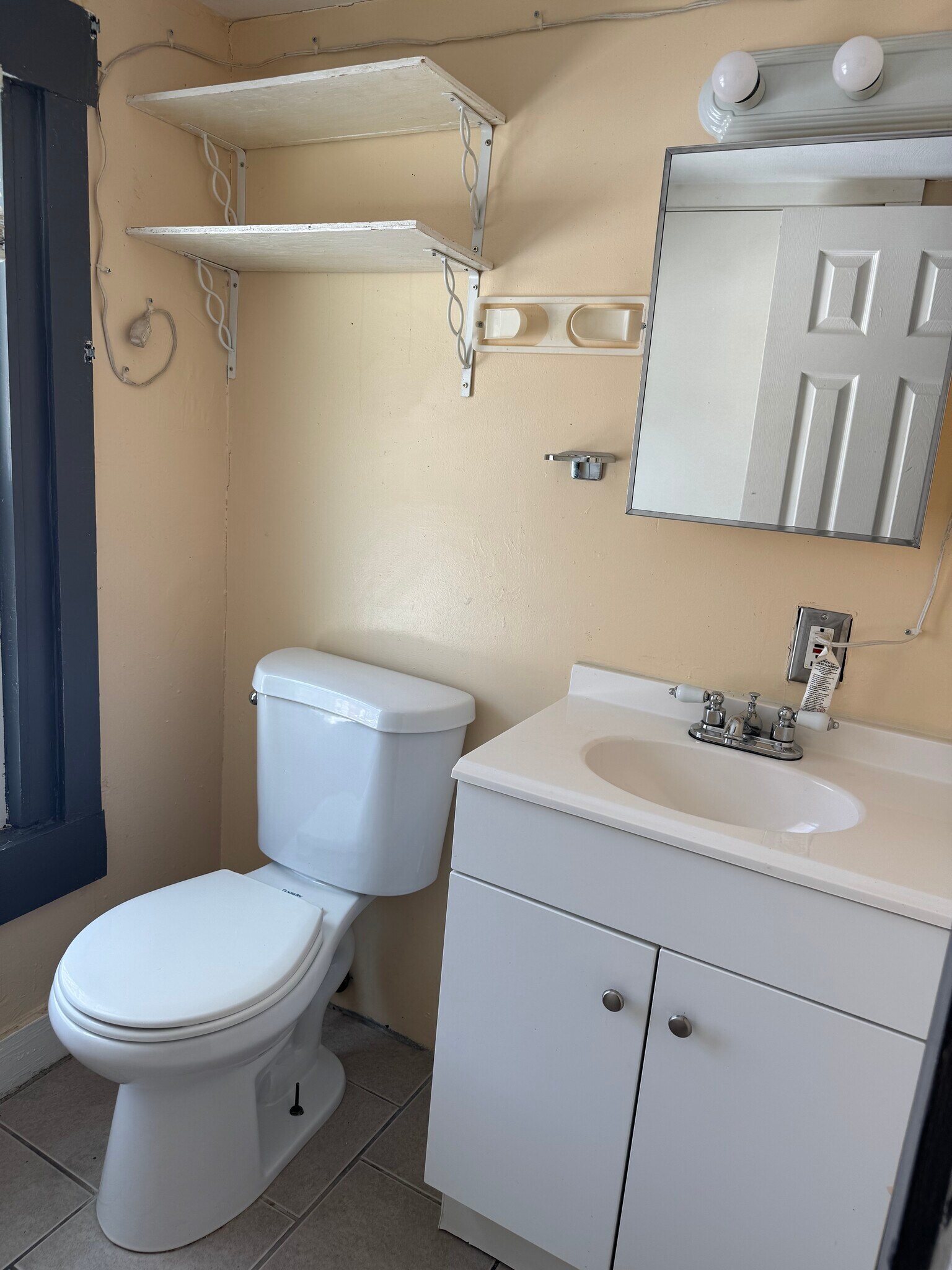 Building Photo - 27 Lilac St