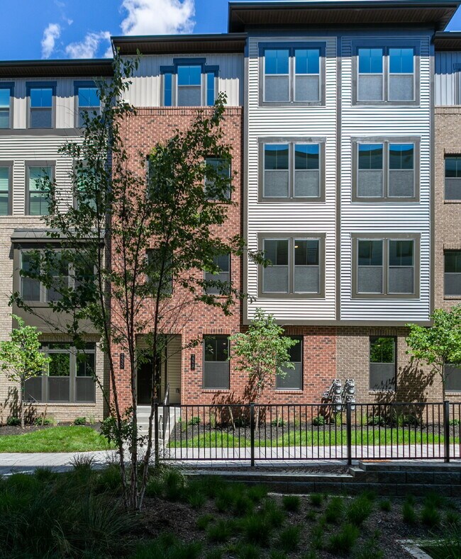 Building Photo - Elegant Townhome Living Near Herndon Conveniences