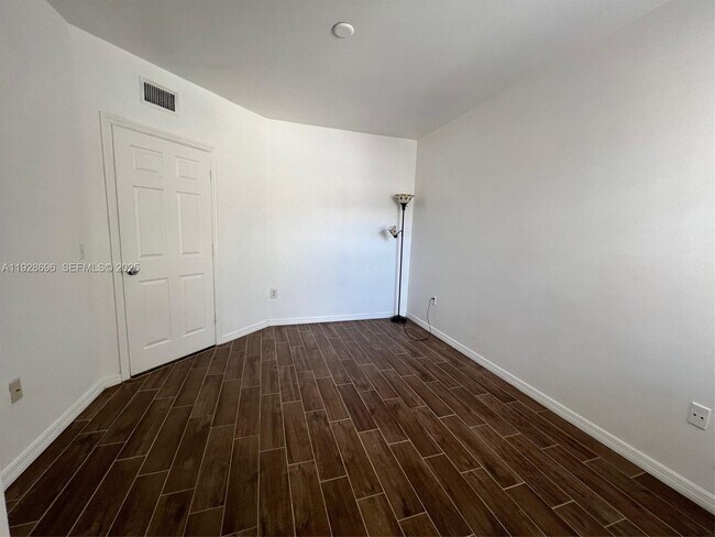 Building Photo - 2406 Centergate Dr