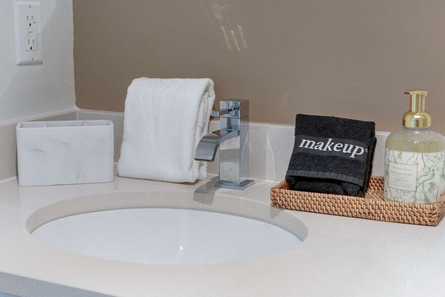 Building Photo - 3250 NE 1st Ave