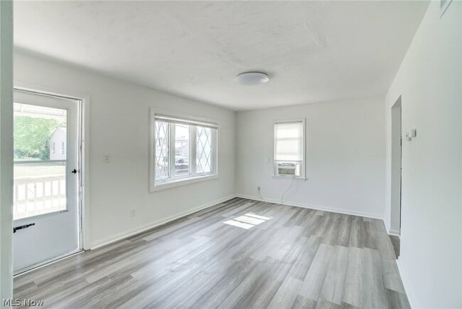 Building Photo - 13117 Wilton Ave