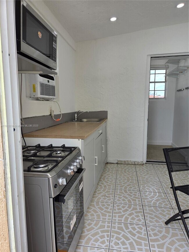 Building Photo - 340 SW 78th Ave