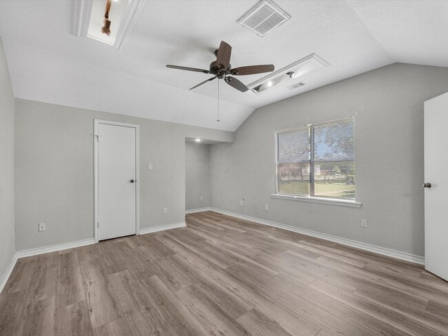 Building Photo - 212 N Shady Oaks St