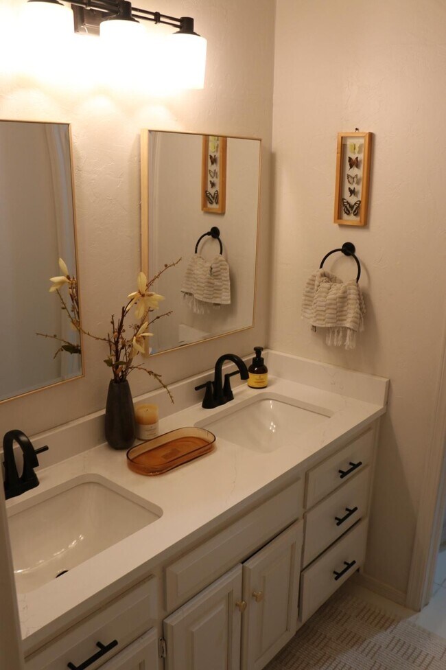 Building Photo - 1925 Bunting Ct