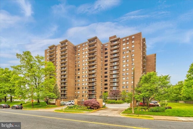Primary Photo - 200 N Pickett St