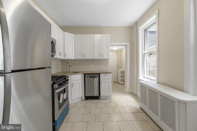 Building Photo - 2323 E Cambria St