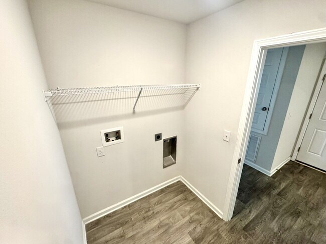 Building Photo - New rental in Brighton Oaks! Conveniently located off Hwy 231, this community conveniently close ...