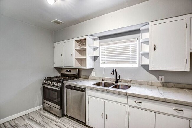 Building Photo - Vintage Ranch Home