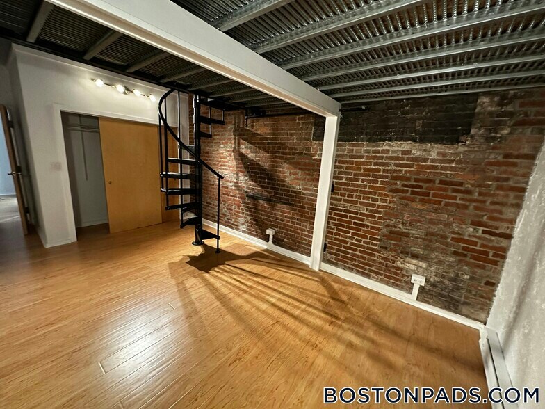 Building Photo - 254 Friend St