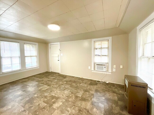 Building Photo - 810 W Magnolia Ave