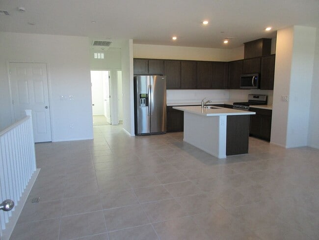 Building Photo - Brand new Beautiful 3bed 2bath townhome