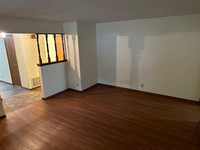 Building Photo - Available 7/1!  Spacious 3 Bedroom, 2 Full Bathroom Rogers Home in Quiet Neighborhood