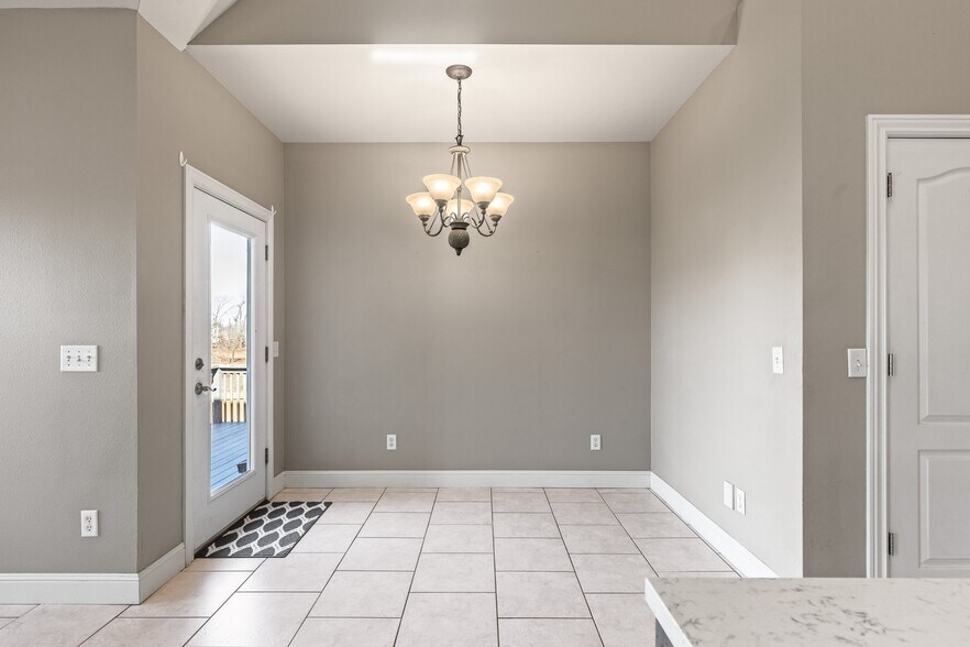 Building Photo - 1501 NE Dysart Woods Ln