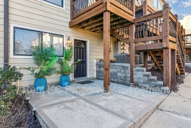 Building Photo - 530 W 10th St