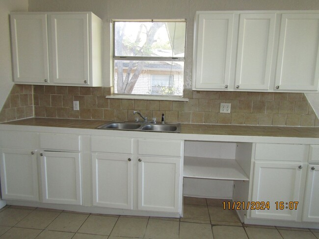 Building Photo - 5 Bedrooms. Newly renovated! $200 off firs...