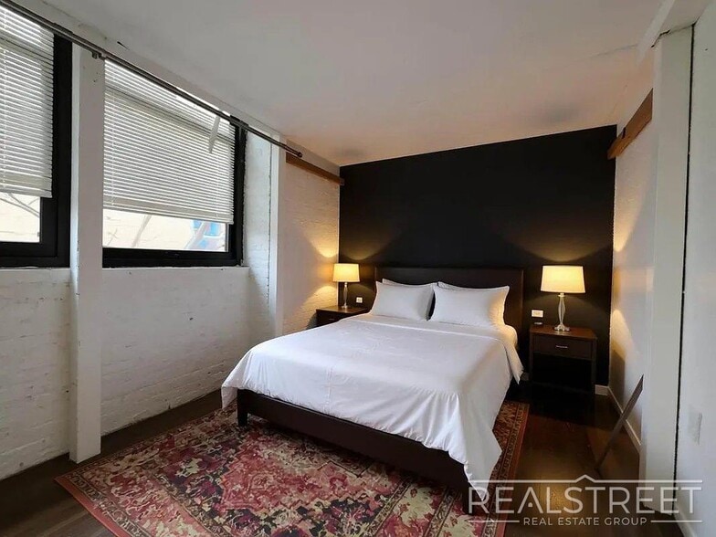 Building Photo - Hart St