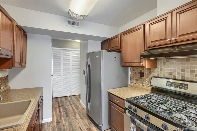 Building Photo - 1208 Whispering Hills Dr