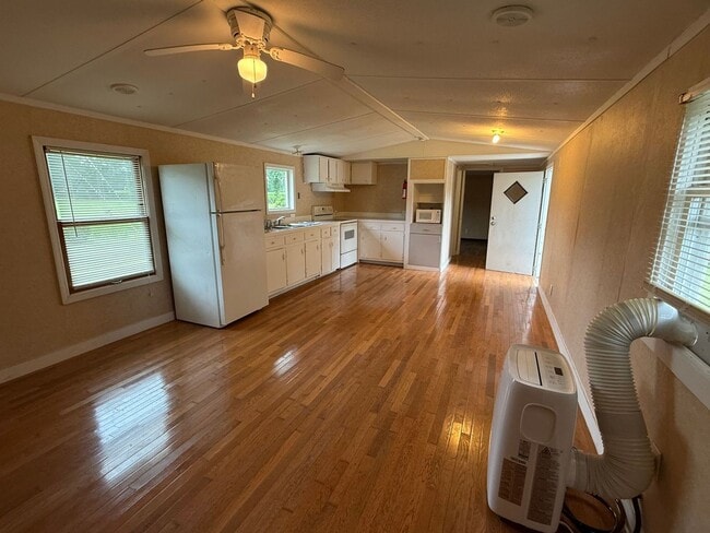 Building Photo - 2 bedroom, 1 bath Mobile Home