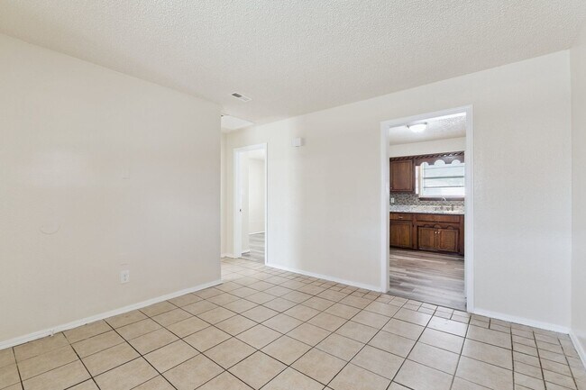 Building Photo - 2 bed, 1 bath apartment in Noble,OK