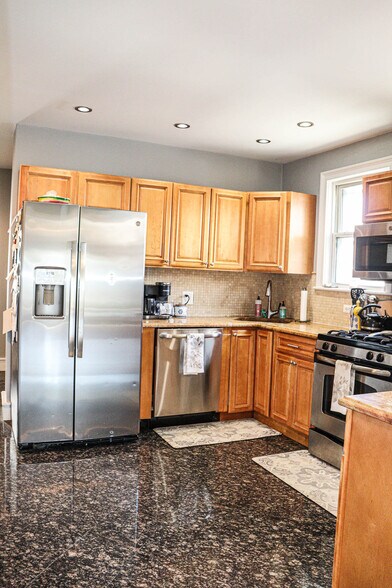 Building Photo - 36 Lancaster St