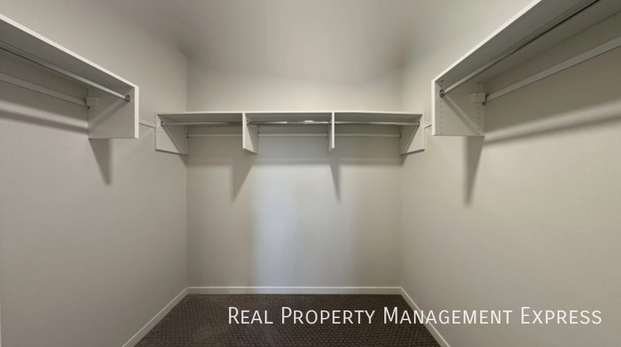 Building Photo - 3 Bedroom 2.5 Bathroom Townhome