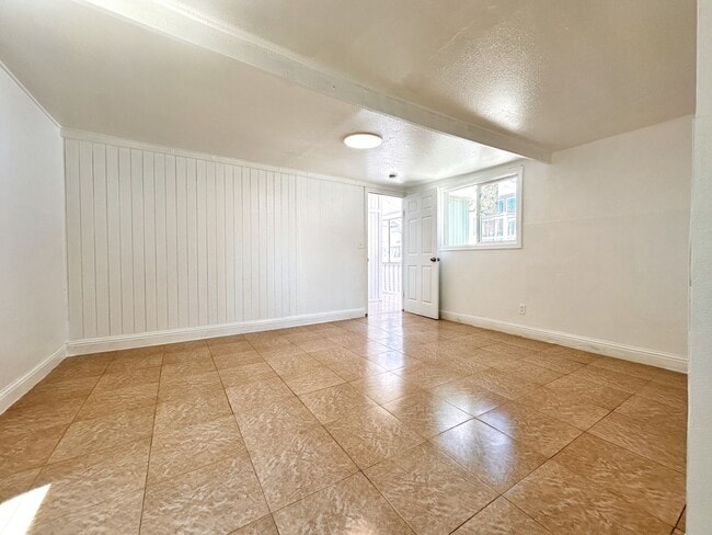 Building Photo - LARGE 4 BEDS 2 FULL BATHS HOUSE FOR RENT!