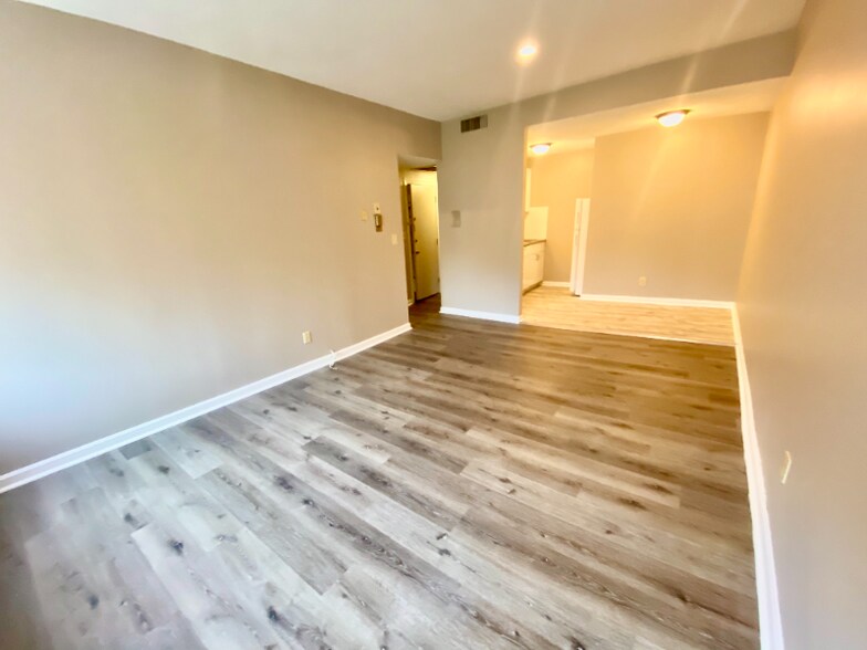 Building Photo - 1862 Beacon St