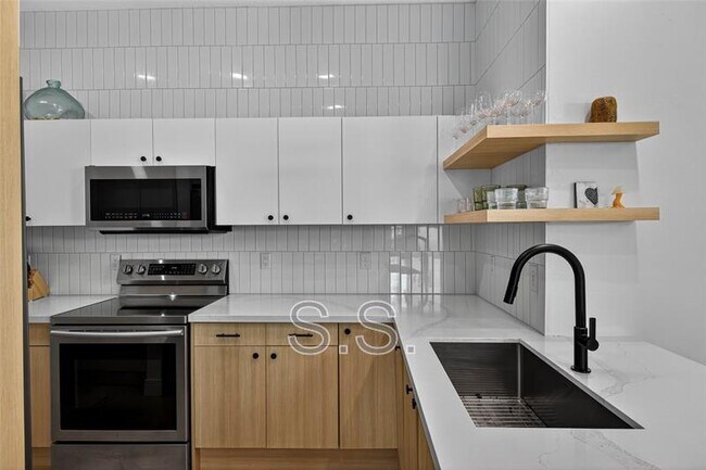 Building Photo - 15 NE 20th Ave