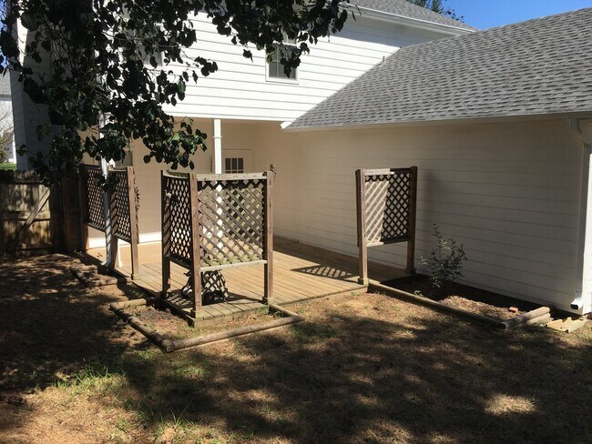 Building Photo - Helena Beauty!!  3BR 2.5BA - You will LOVE IT!!