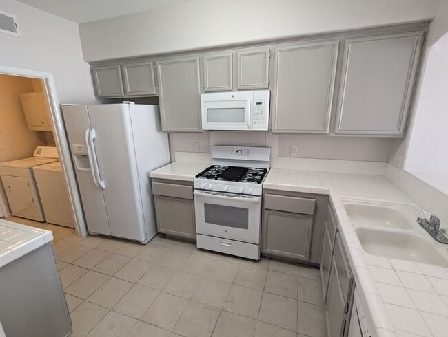 Building Photo - 9901 Trailwood Dr