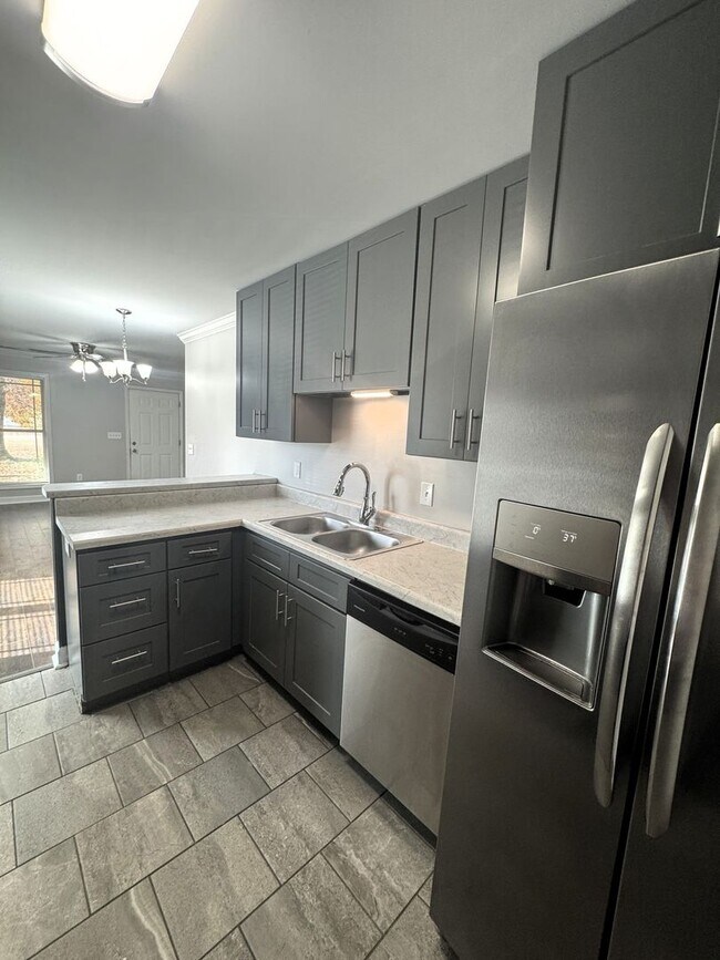 Building Photo - 127 Hedge Ln