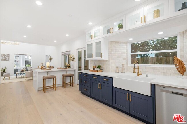 Building Photo - 157 Hart Ave