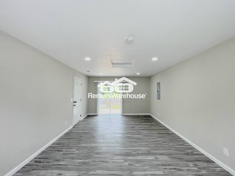 Building Photo - 1054 Ivaloo St