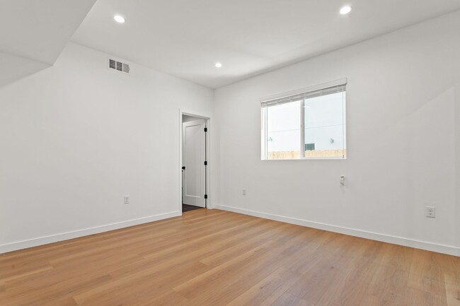 Building Photo - 1631 S New Hampshire Ave