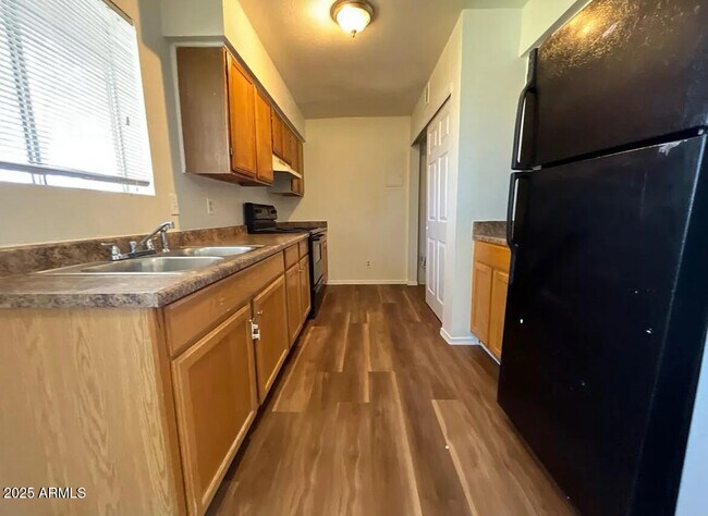 Building Photo - 532 S Mesa Dr