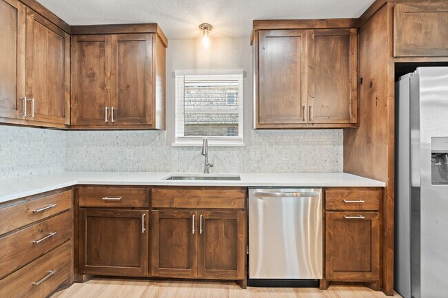 Building Photo - 3 Bed, 2 Bath Duplex (3rd bed is detached)