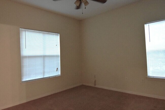 Building Photo - 1B/1B Plus a Den! Ground Floor Unit - Pinn...