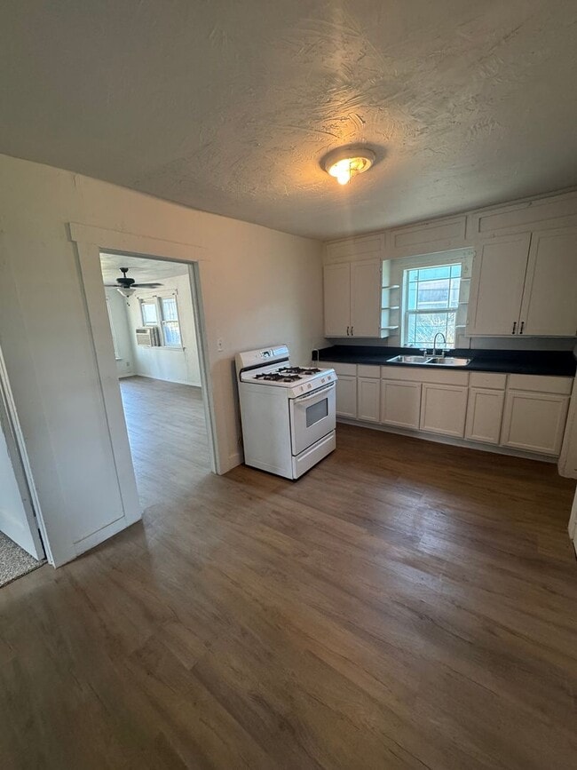 Building Photo - 3bedroom 1bathroom electric and water PAID...