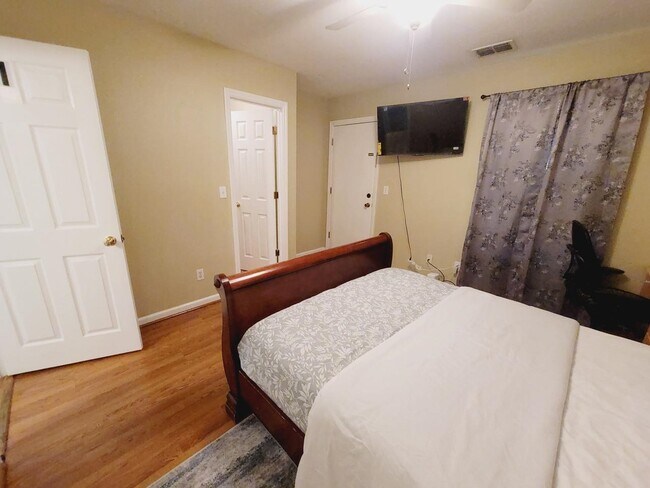 Building Photo - 1926 Fannie Dr