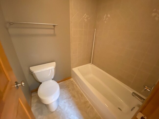 Building Photo - Wonderful Fox Chase home with fantastic spacious floor plan.