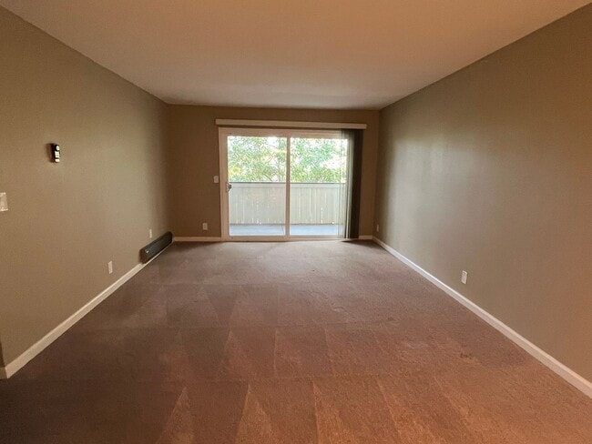 Building Photo - Spacious 2 Bed 1 Bath! Warm Springs District!