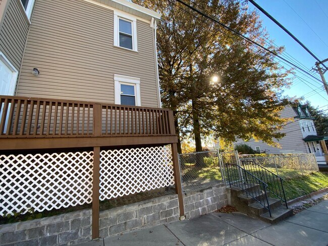 Building Photo - Spacious 3br house with off street parking