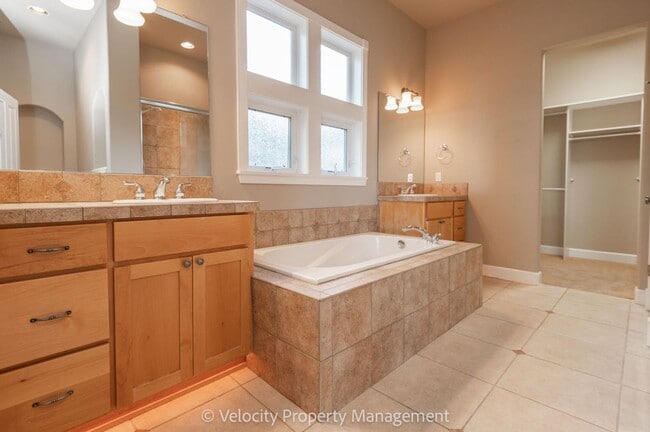 Building Photo - Awbrey Butte Home with Views!