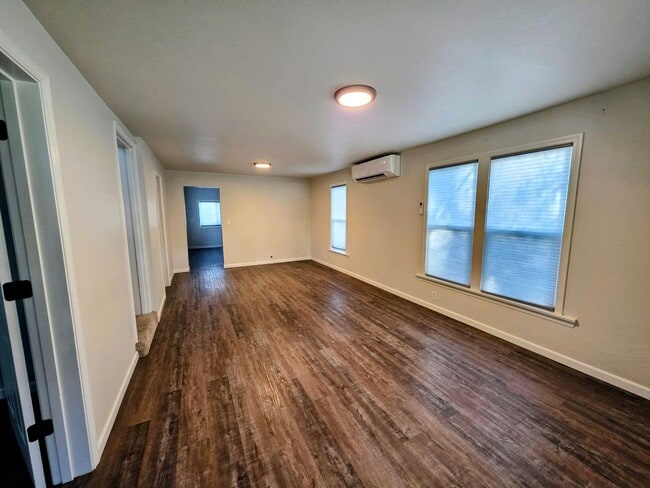 Building Photo - Close to River Access, and Historic Downtown Grants Pass